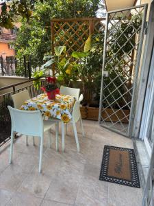 un tavolo e sedie seduti su un balcone con tavolo di Biddy's house a Ciampino Altre 6 foto