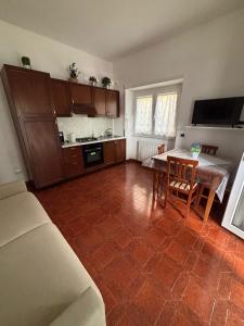 un soggiorno con tavolo e cucina di Biddy's house a Ciampino