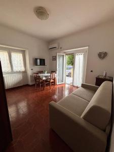 un soggiorno con un divano e un tavolo di Biddy's house a Ciampino