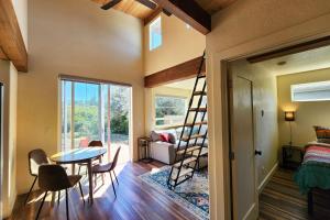 Ένα ή περισσότερα κρεβάτια σε δωμάτιο στο Oregon Coast Container Home, Dog Friendly! The Beach Box