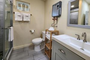 Ένα μπάνιο στο Oregon Coast Container Home, Dog Friendly! The Beach Box +15 φωτογραφίες