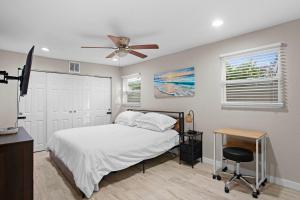 Postel nebo postele na pokoji v ubytování Saltwater Pool and Putting Green Bradenton Oasis + 23 fotografií