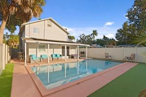 Bazén v ubytování Saltwater Pool and Putting Green Bradenton Oasis nebo v jeho okolí