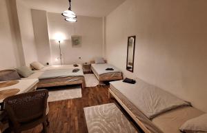 ein Zimmer mit drei Betten und einem Tisch und Stühlen in der Unterkunft Apartmán V Srdci Varů in Karlsbad