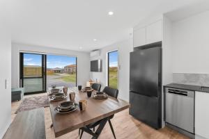 Köök või kööginurk majutusasutuses Wharewaka Vista - Taupo Holiday Home