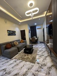 ein Wohnzimmer mit Couch und Tisch in der Unterkunft Radores Apartments in Ayobo
