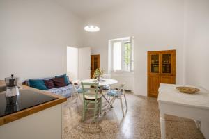 モノーポリにあるMaison Valentinaのキッチンとテーブルとソファのあるリビングルーム