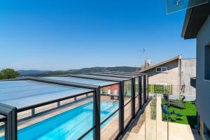 a swimming pool on the roof of a house at Porto Vivenda em Lever-casa inteira in Lever