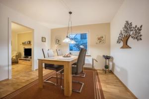 a dining room with a table and chairs at Gästeapartment Hannover in Hannover