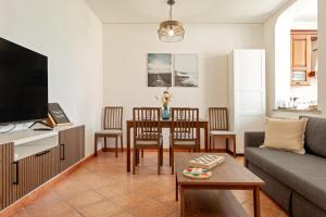 アルデンツァにあるCozy Retreat in Coastal Livornoのソファとテーブルのあるリビングルーム