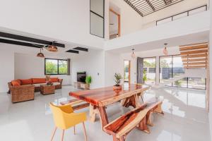 Χώρος καθιστικού στο Marvelous 5 bedroom Villa Bliss in Cerritos, Pereira