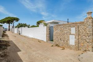 科尼尔-德拉弗龙特拉Casa Sofia的土路旁的石墙建筑