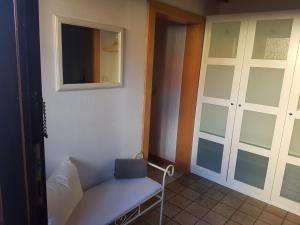 Zimmer mit Sofa, Fenster und Tür in der Unterkunft Ferienwohnung Reblaus in Markt Einersheim