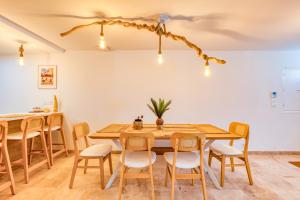 エーグ・モルトにあるAu coeur de la Citadelle parkingの木製のテーブルと椅子のあるダイニングルーム