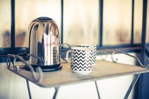 a tea kettle and a coffee mug on a table at Domaine de Vermoise in Sainte-Maure