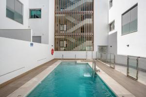a swimming pool in the middle of a building at Apartamento Pachimon in Conil de la Frontera