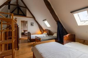 Zimmer im Dachgeschoss mit 3 Betten und einer Leiter in der Unterkunft Centre Equestre Du Passe Temps in Dégagnac