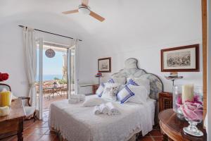 een slaapkamer met een bed en uitzicht op de oceaan bij Villa Bella Vista in Capri