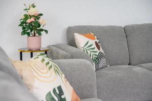 Χώρος καθιστικού στο 5BR Marsden Park Home Near Schofields Station