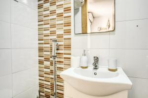 een witte badkamer met een wastafel en een spiegel bij Cueva Alicante in Alicante