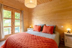 Ένα ή περισσότερα κρεβάτια σε δωμάτιο στο Chalet 4 pers Landeleau 2kms canal