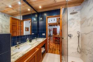 Koupelna v ubytování Can Bleo + 28 fotografií