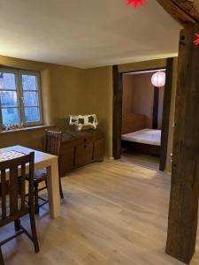 una stanza con una camera da letto con un letto e un tavolo di Schöneberger Bauernhof - Kuhstall a Schöneberg Altre 3 foto