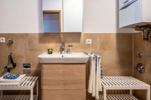 um banheiro com uma pia e dois bancos em Ferienwohnung Gasthaus zum Kranz em Freiburg im Breisgau mais 24 fotografias