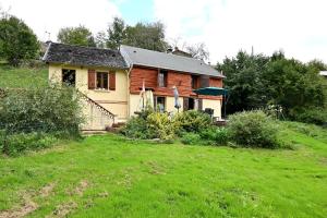 a house on a hill with a green yard at Sport et réconfort en Couserans in Soulan