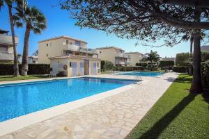 ein Swimmingpool vor einer Villa in der Unterkunft Jardines de Denia in Denia