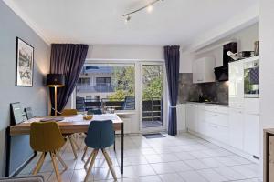 una cocina con mesa y sillas y una ventana en Ferienwohnung Schanze Willingen, en Stryck