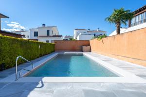 una piscina en el patio trasero de una casa en Casa Emi, en Cambrils
