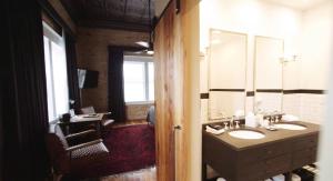 a bathroom with a sink and a mirror at Dofflemyer Hotel in San Saba