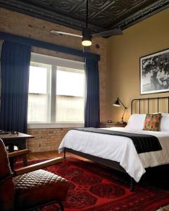 a bedroom with a large bed and a window at Dofflemyer Hotel in San Saba