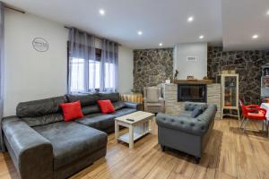 ein Wohnzimmer mit Couch und Kamin in der Unterkunft Casa Rural Camino De Avila in Mediana de Voltoya