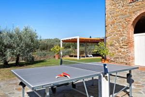 - une table de ping-pong devant le bâtiment dans l'établissement Resort Esclusivo di Vinci, à Vinci