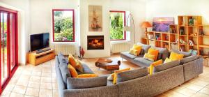 ein Wohnzimmer mit zwei Sofas und einem Kamin in der Unterkunft Villa Kermohic - en front de mer in Pleubian