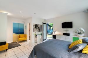 a bedroom with a bed and a living room at Ferienappartement Harmonie in Zaisenhausen