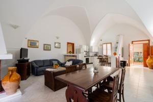 een woonkamer met een tafel en een bank bij Villa Stella in Alezio