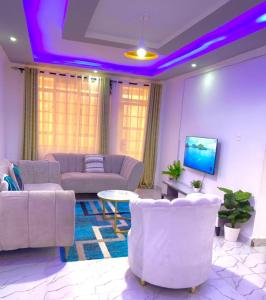 Uma área de estar em BuCci 's Cozy 1bedroom Apartment Nanyuki
