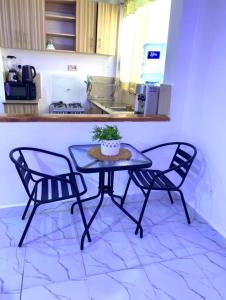 A cozinha ou cozinha compacta de BuCci 's Cozy 1bedroom Apartment Nanyuki mais 4 fotos