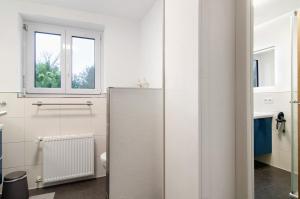 ザーレムにあるFewo Walkのトイレと窓のある白いバスルーム +20枚の写真