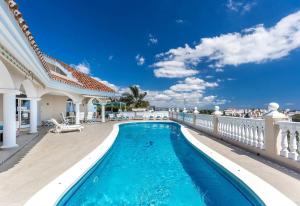 Πισίνα στο ή κοντά στο Exclusive villa with stunning view