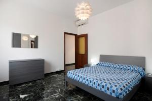 - une chambre avec un lit, un miroir et un lustre dans l'établissement Mare e Collina, à Casarza Ligure