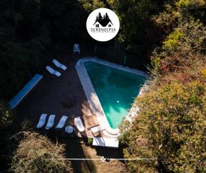 an overhead view of a swimming pool with two lounge chairs at Serendipia Chalet 1 Naturaleza y Pileta in La Cumbre