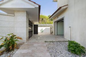 eine Gasse, die zu einem Gebäude mit einer Garage führt in der Unterkunft Casa Dona Lola in Moledo