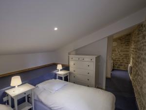 ein Schlafzimmer mit einem weißen Bett und zwei Nachttischen in der Unterkunft Billard in Colonzelle