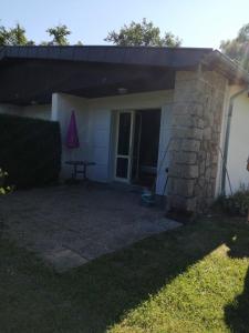 un patio devant une maison avec une table dans l'établissement Le paradis de Marie, à Treignac