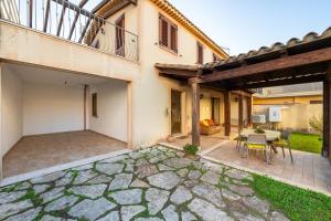 an outdoor patio of a house with a table and chairs at Girasole 2 in Pula