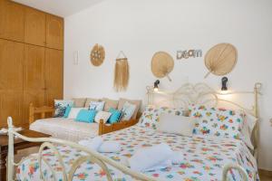 Un dormitorio con una cama con almohadas de colores. en Studio Telendos, en Telendos